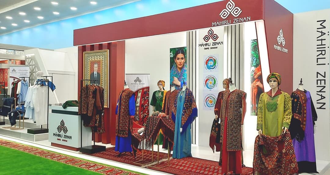 Одежда от "Mähirli Zenan" демонстрируется на выставке национальной продукции в НТЗ "Аваза"