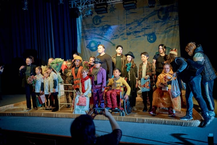 В Ашхабаде представили первый в Туркменистане инклюзивный спектакль