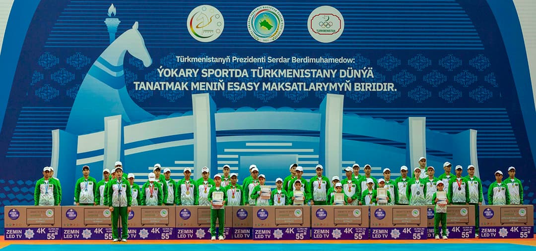 В Туркменистане вручили президентские подарки спортсменам за успехи на международных турнирах