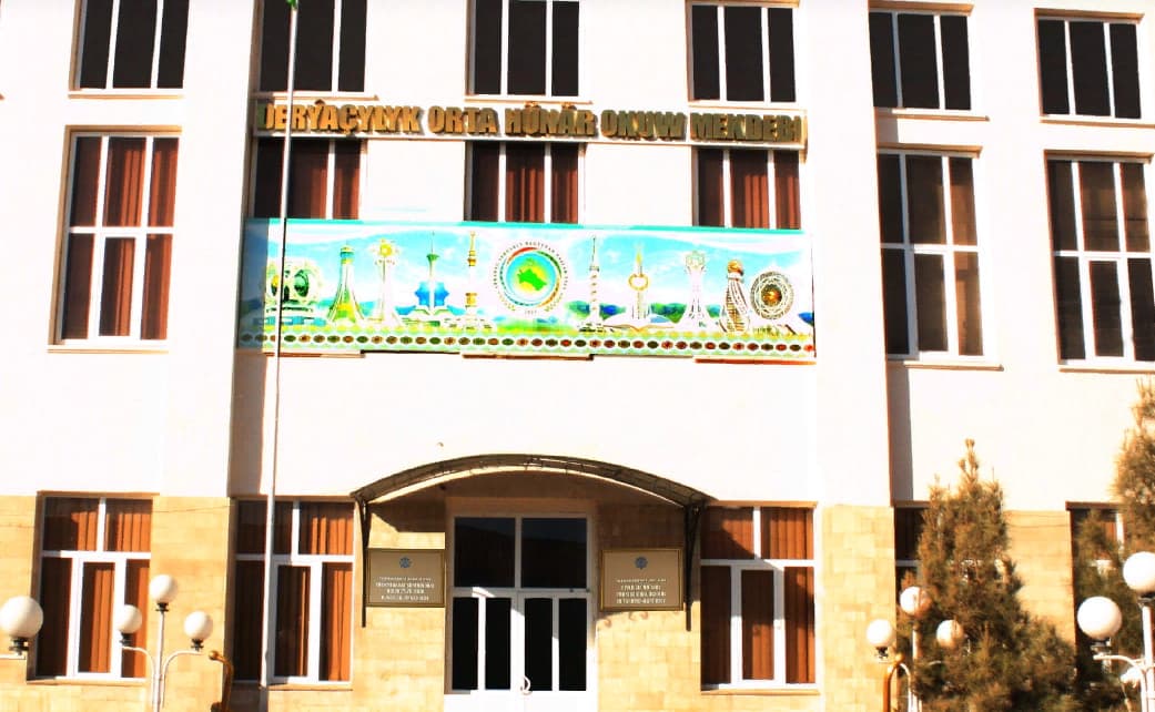 В речной школе Туркменабата прошла Неделя «Экономические специальности»