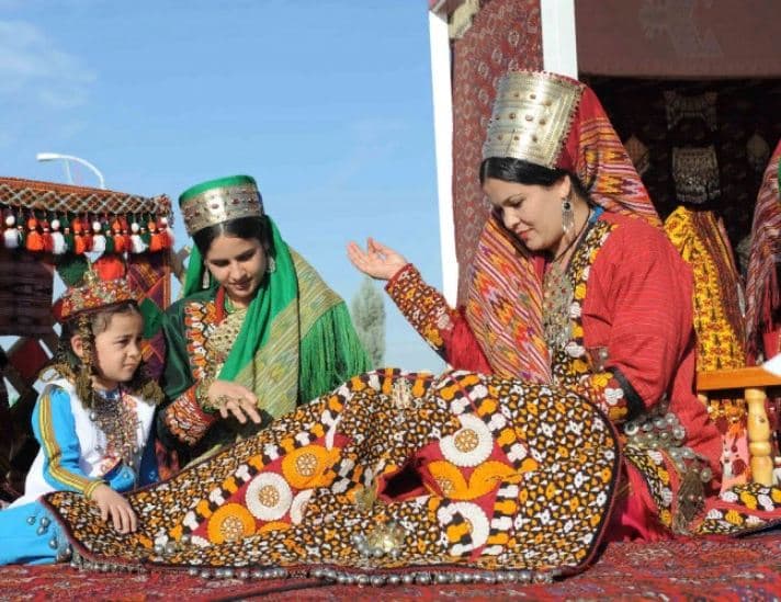 Более 200 многодетным матерям Туркменистана присвоено почетное звание "Эне мяхри"