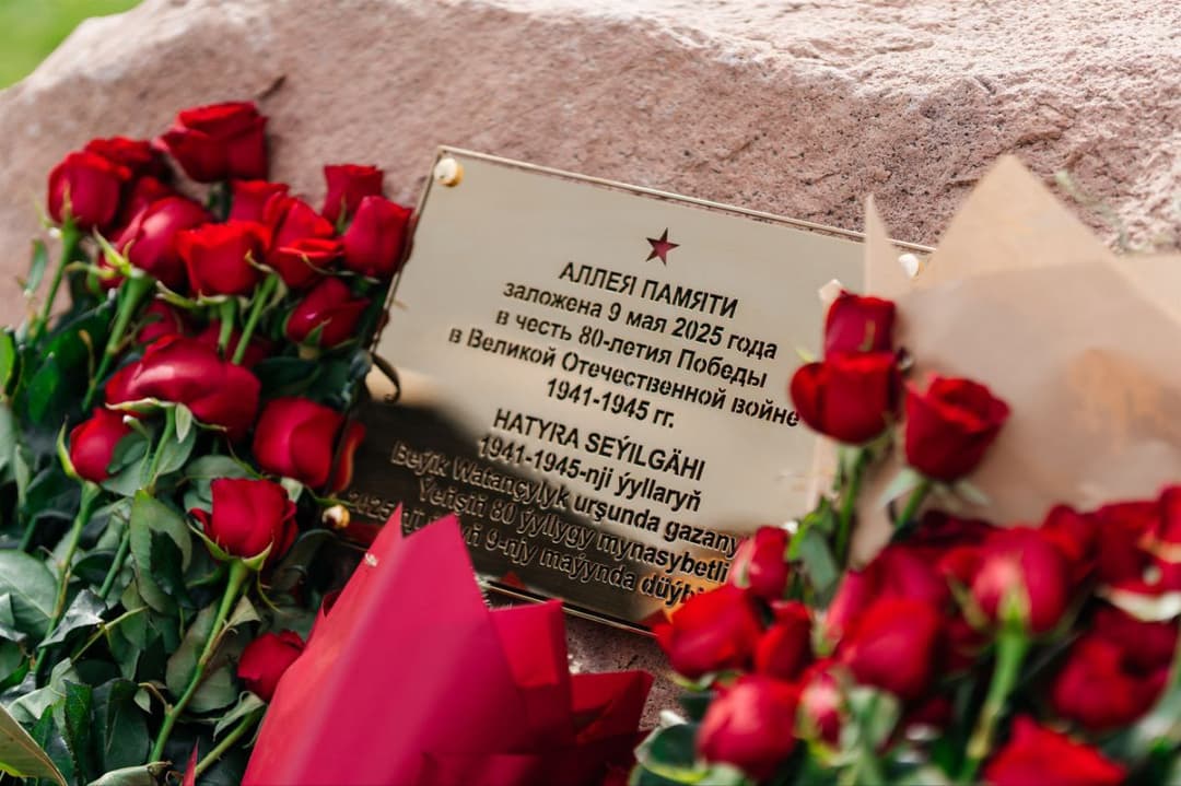 Аллея памяти открыта у посольства РФ в Ашхабаде в честь 80-летия Победы