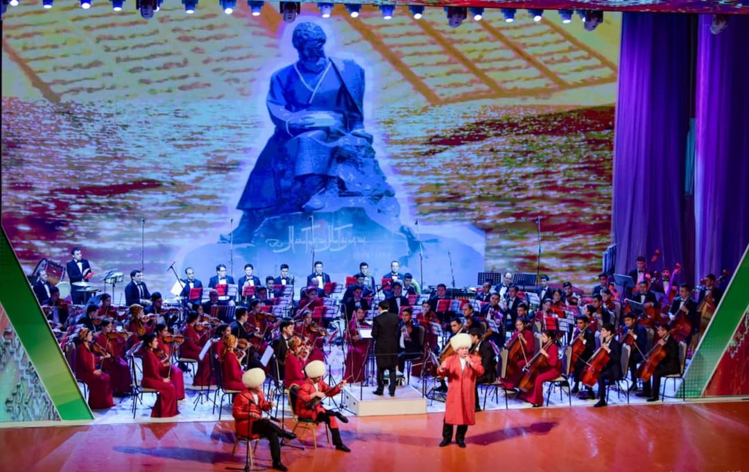 Президент Туркменистана поздравил соотечественников с Днём работников культуры и искусства