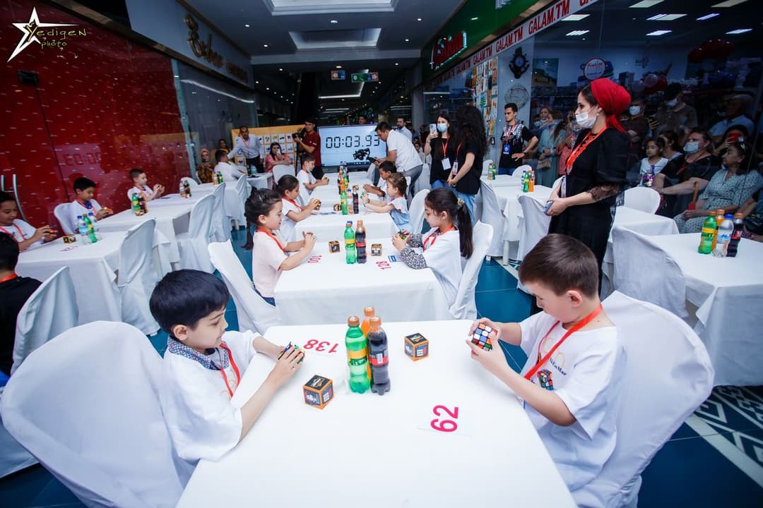 В Ашхабаде выявили сильнейших на чемпионате по сборке кубика Рубика