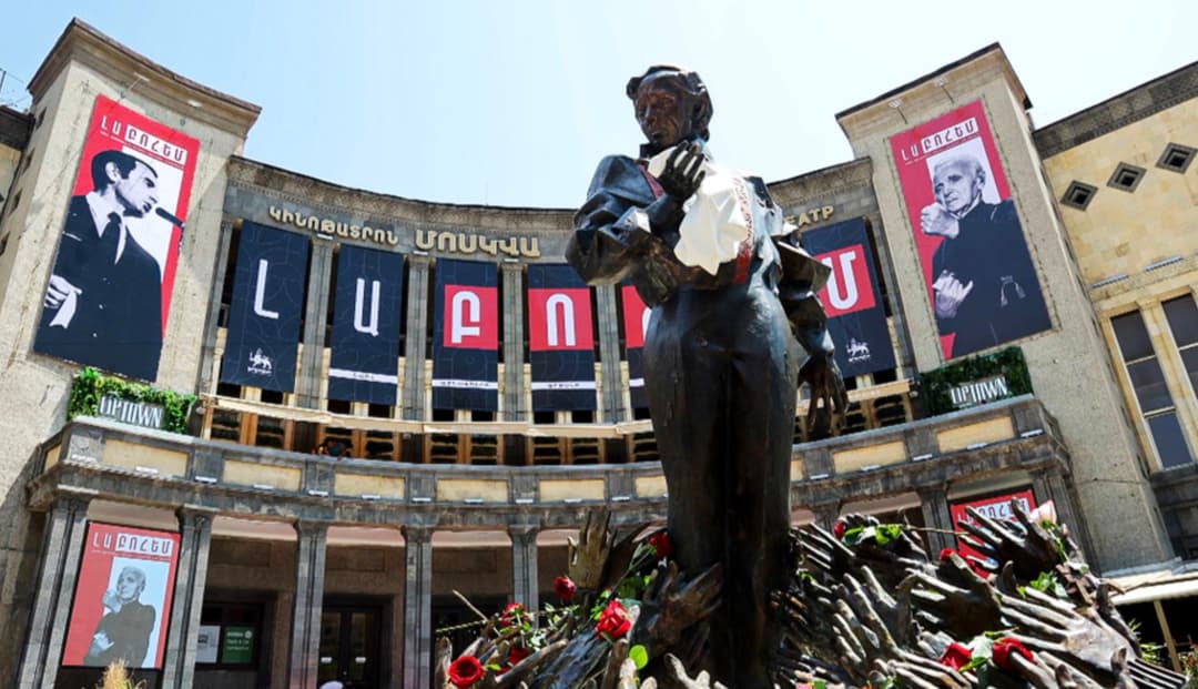 Памятник Шарлю Азнавуру торжественно открыли в Ереване