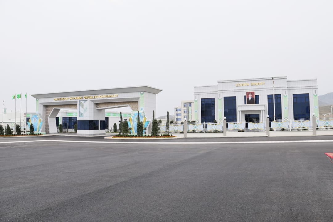 Türkmenistanda Bäherden keramiki-bezeg plitalaryny öndürýän kärhana açyldy