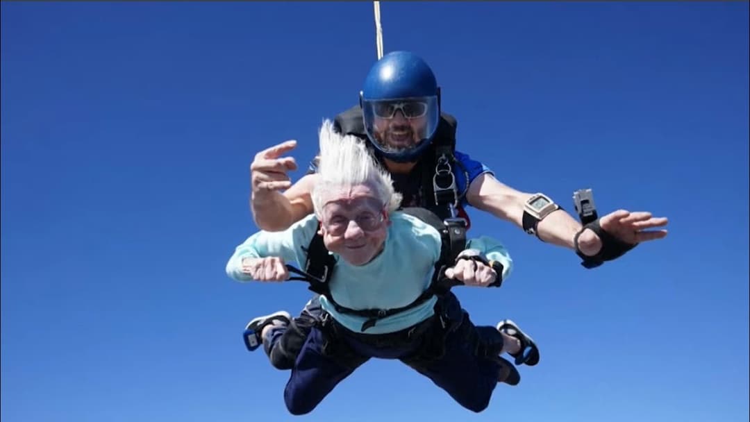 104 ýaşly zenan paraşýutly böküp, dünýä rekordyny goýdy