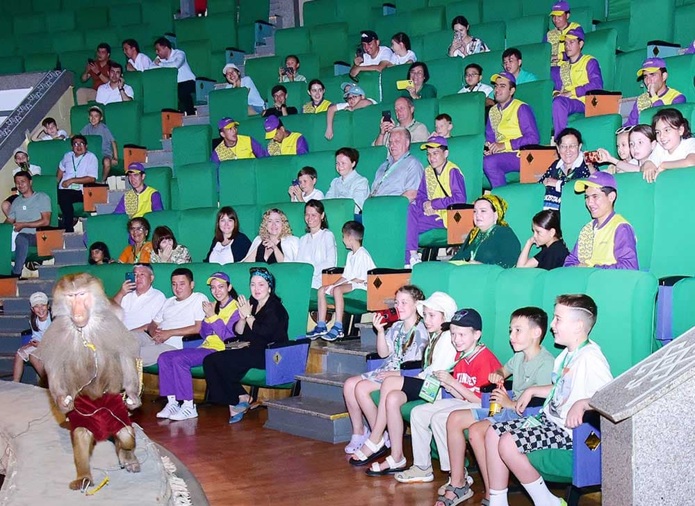 Для юных участников международного шахматного турнира организована экскурсия по Ашхабаду