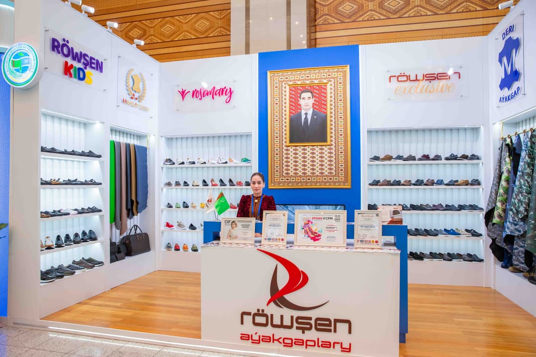 Röwşen aýakgaplary at the exhibition “White City Ashgabat”