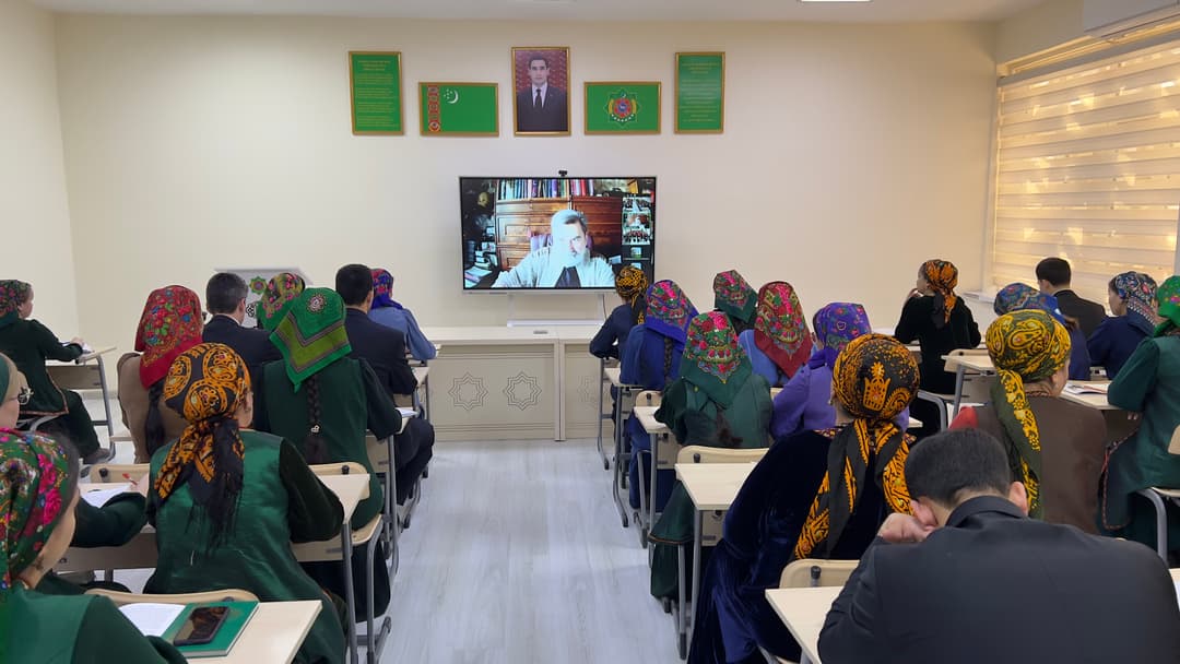 МГУ проводит онлайн-курсы для преподавателей и студентов языкового вуза Туркменистана