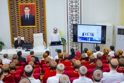 Посол ОАЭ в Туркменистане провел лекцию по внедрению ИИ в нефтегазовый сектор