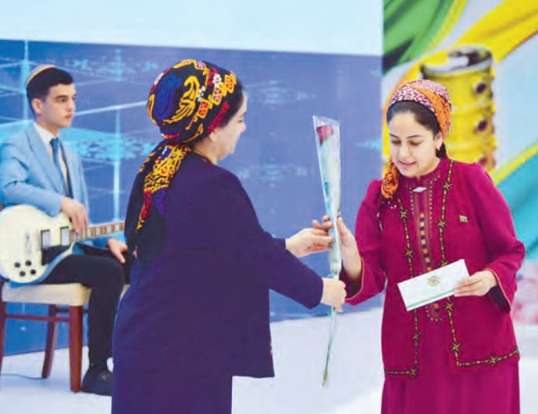 В Туркменистане началось вручение денежных подарков женщинам
