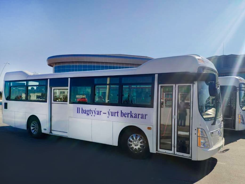 В Ашхабаде в честь предстоящего заседания Халк Маслахаты украсили городские автобусы