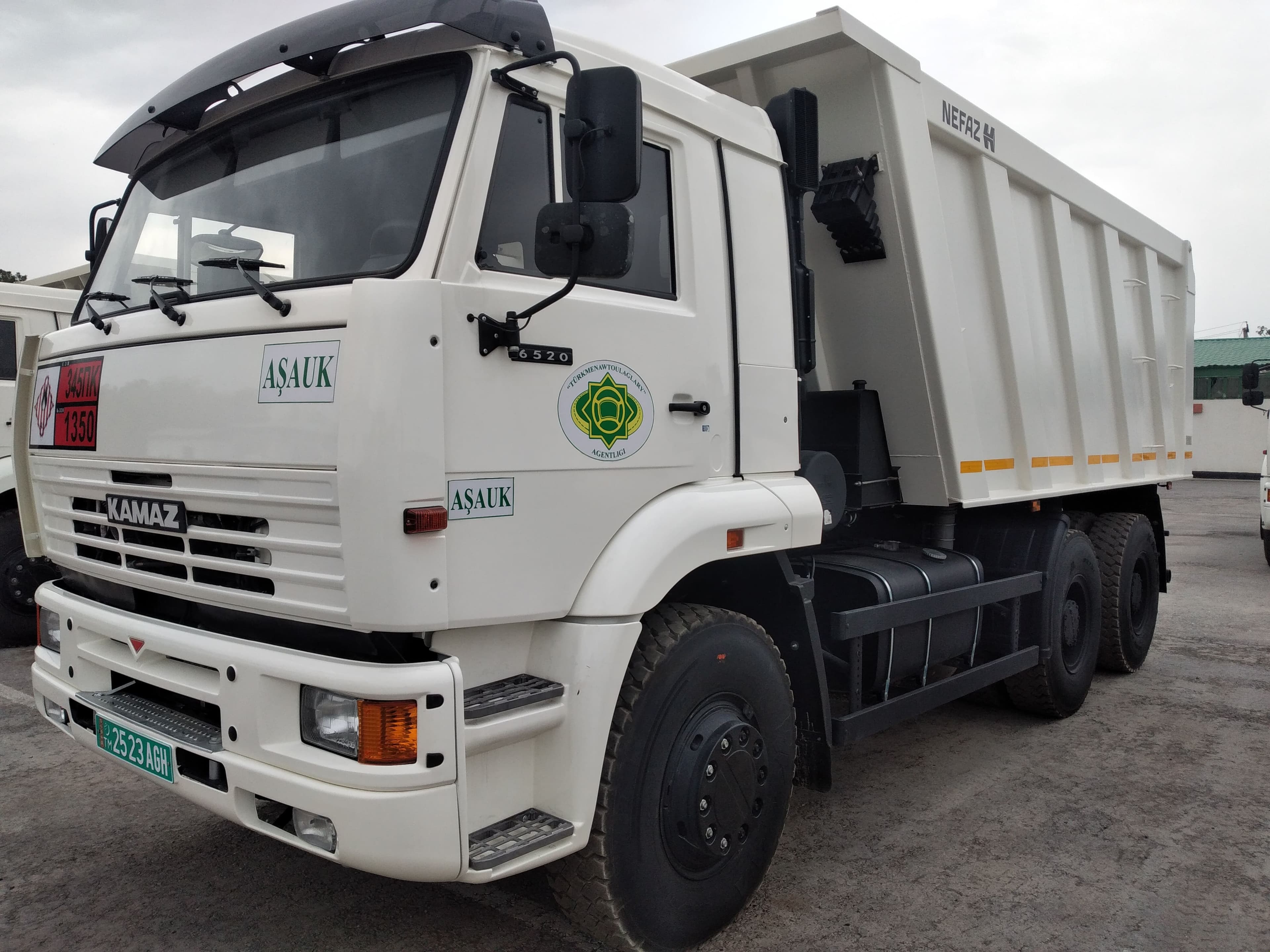 Aşgabadyň awtoulag kärhanasy sürüjileri we awtomehanikleri boş iş orunlaryna çagyrýar