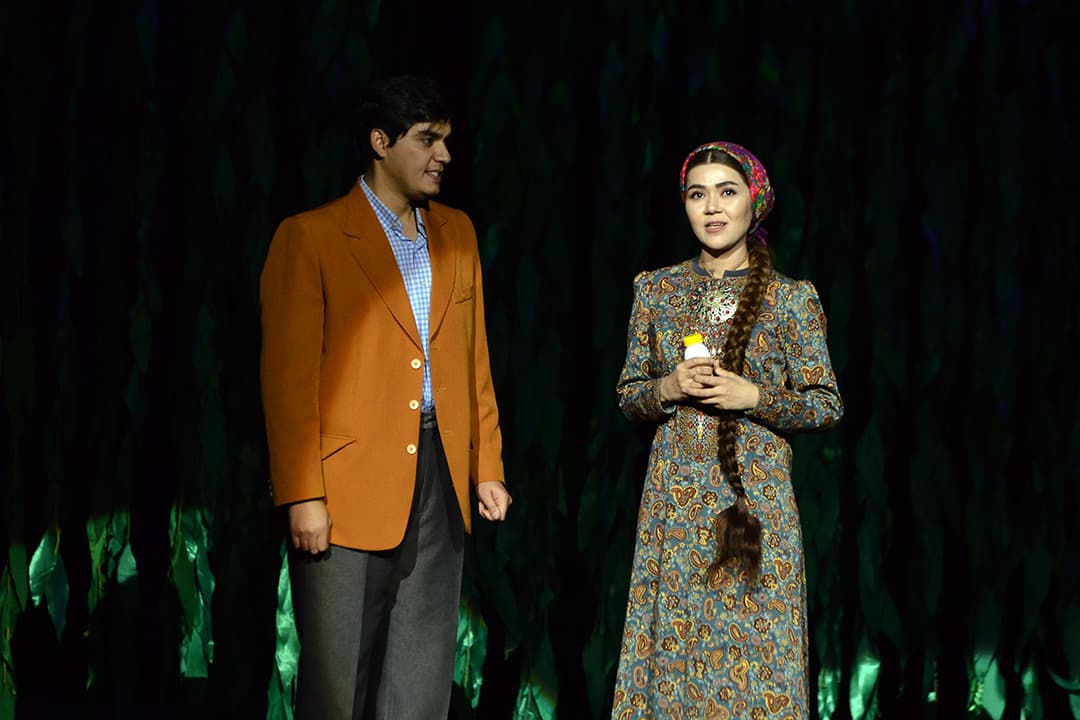 Magtymguly adyndaky milli sazly-drama teatrynda ýaşlaryň durmuşyndan täze eser sahnalaşdyryldy