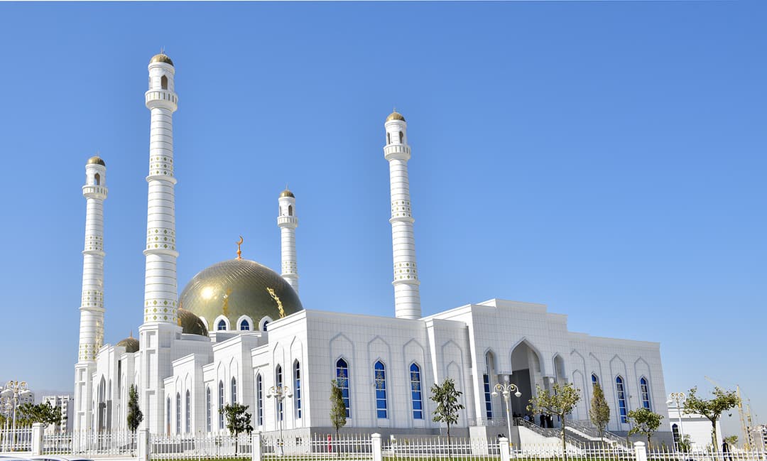 Ogulabat Berdimuhamedowanyň hatyrasyna belli güni agzaçar sadakasy berildi