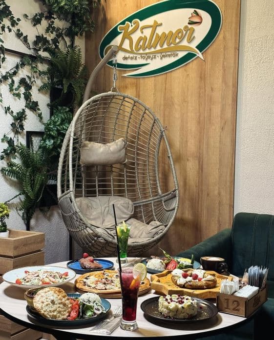 Katmerde islendik tagamly etli naharlar, burgerler, pissa we desertler hödürlenýär