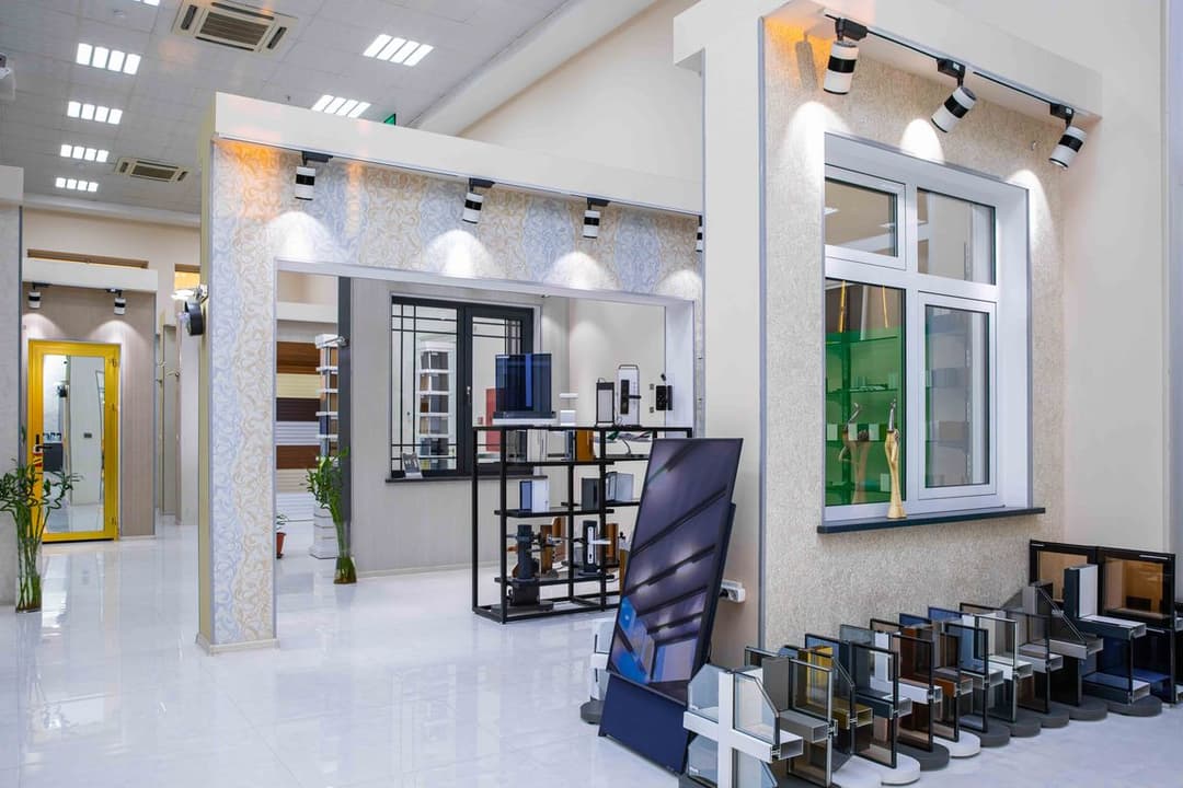 «Максатлы Туркмен» представляет стеклянные межкомнатные двери с алюминиевой обвязкой