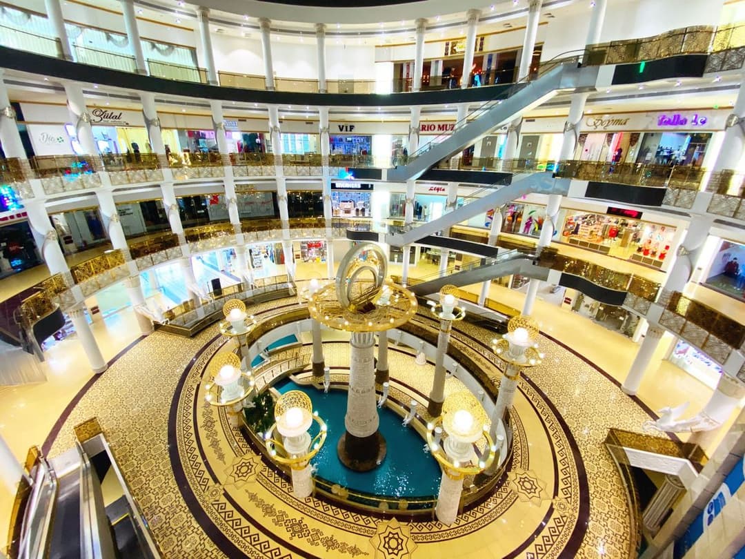 «Berkarar» söwda-dynç alyş merkezi döwrebap lybaslaryň täze dükanlarynyň açylyş dabarasyna çagyrýar