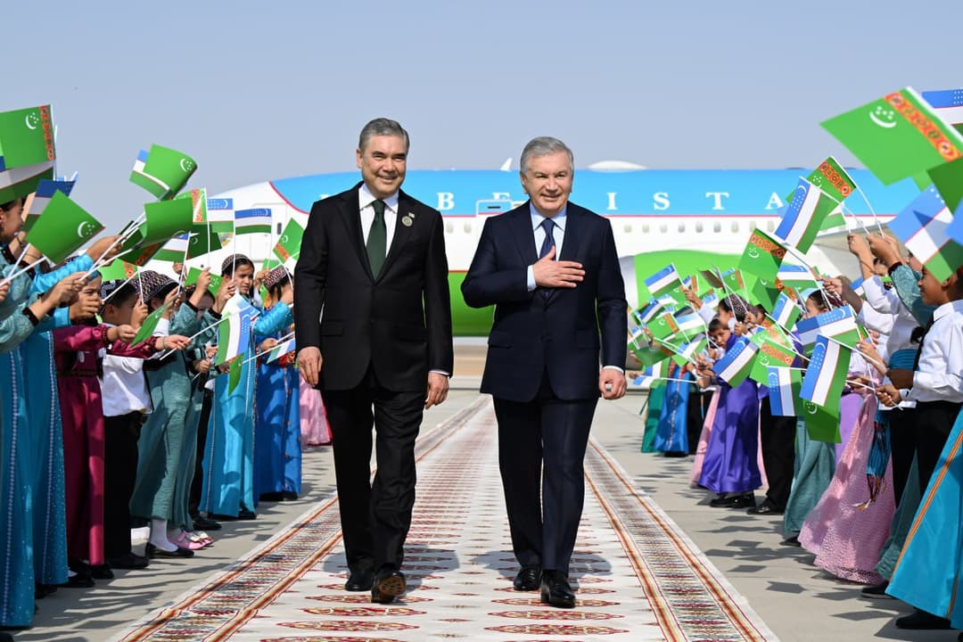 Президент Узбекистана Шавкат Мирзиёев прибыл в Туркменбаши для участия в LLDC3