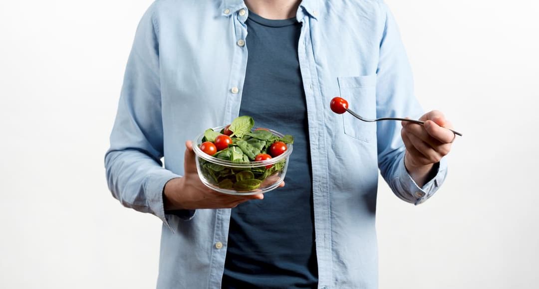 Британский ученый советует правшам есть левой рукой, чтобы похудеть