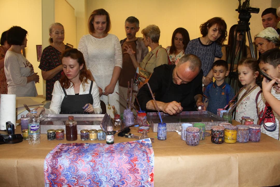 В Ашхабаде проходит выставка турецкого искусства эбру