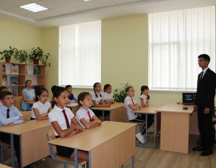 Astrahandaky mekdepde türkmenistanly mugallym sapak berip başlady