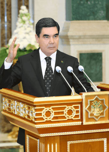 Президент Туркменистана вручил знамёна подразделениям Вооружённых Сил Туркменистана