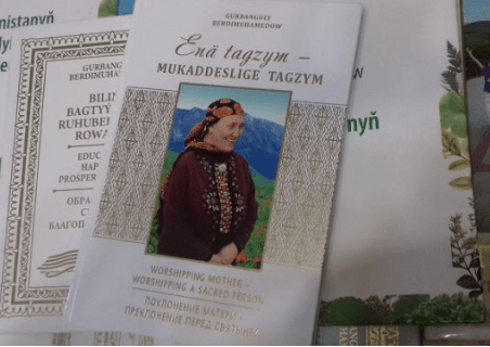 Новая книга Президента Туркменистана повествует о  жизненном пути матери - Огулабат-эдже