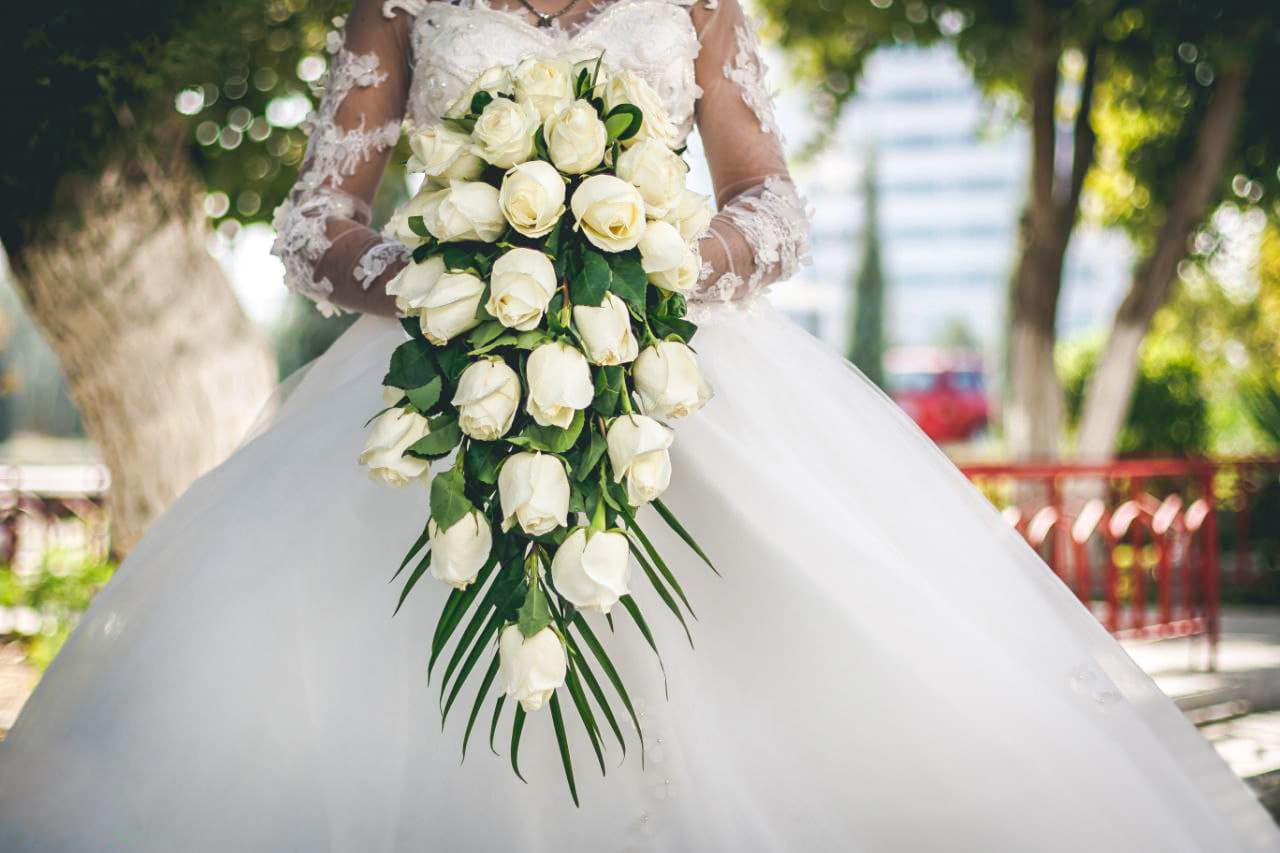 Сеть магазинов Roza Gül оказывает услуги по цветочному оформлению свадеб любой сложности