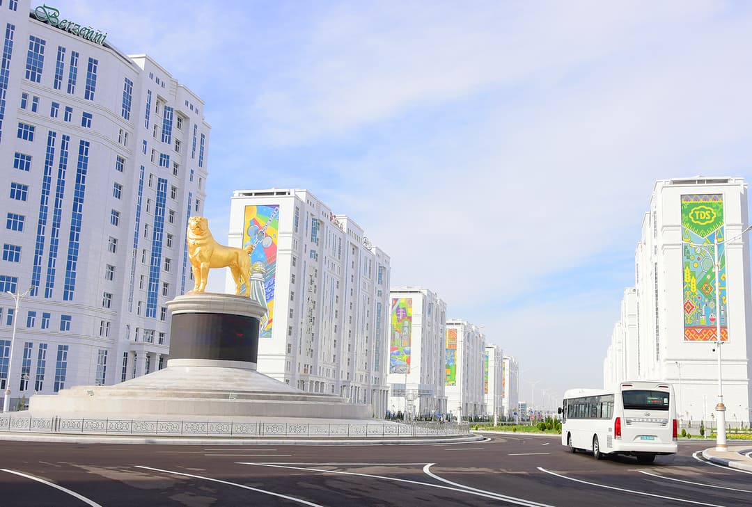 В Ашхабаде временно перекрыт участок улицы Гёроглы в связи с дорожными работами