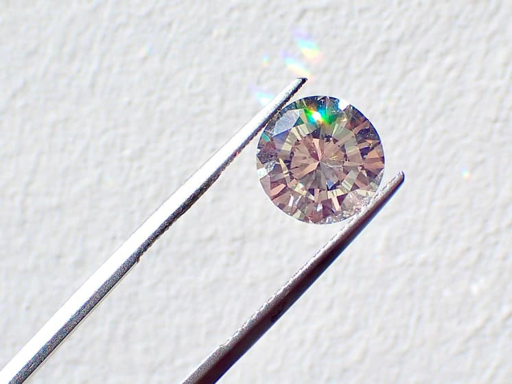 Dünýäde göwheriň bahasy arzanlaýar