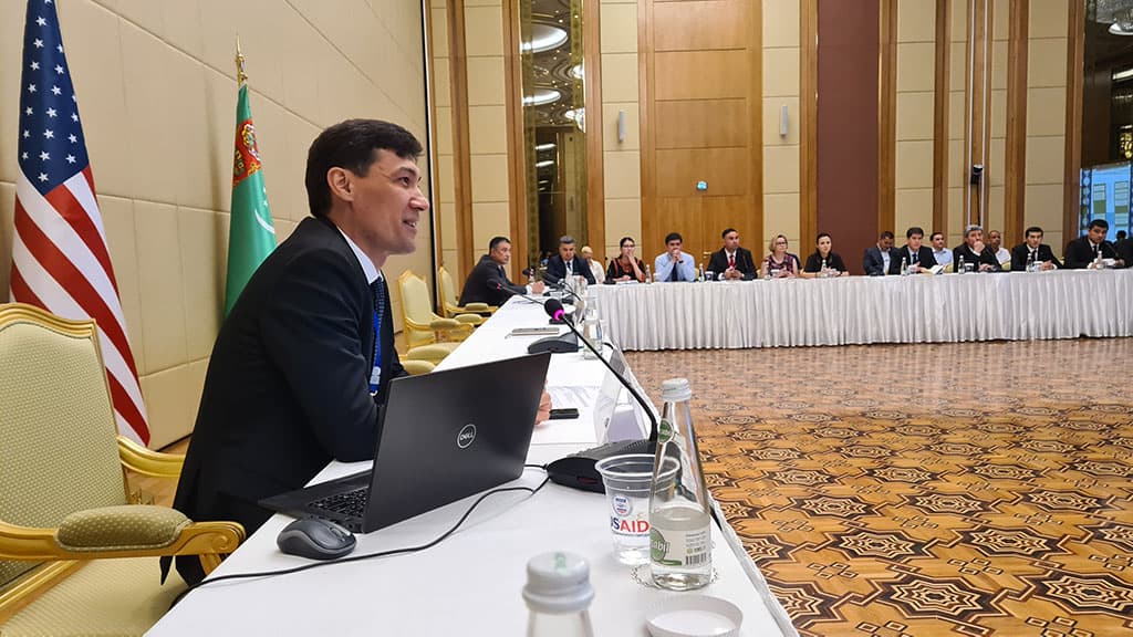 USAID и АФБ планируют развивать рынок ценных бумаг в Туркменистане