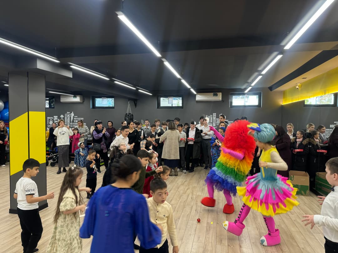 Ученики туркмено-российской школы организовали новогодний праздник для детей с ограниченными возможностями