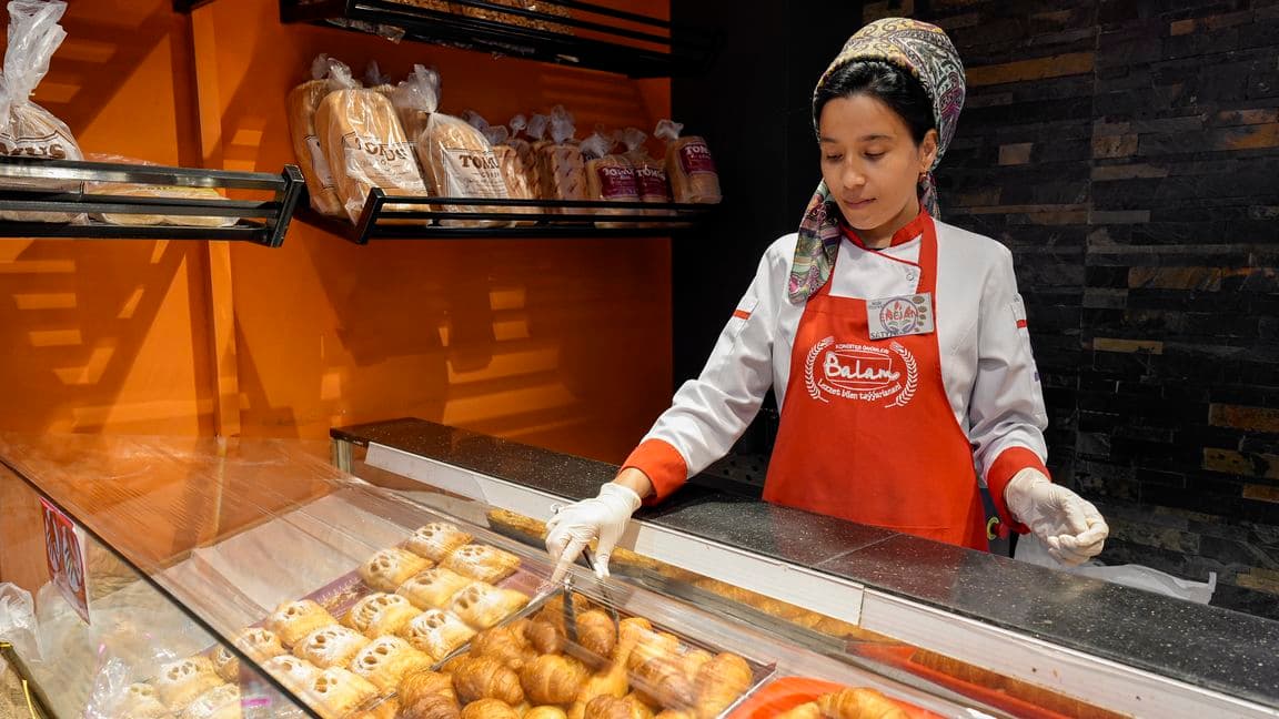 Halk market предлагает широкий выбор кондитерских изделий и свежей выпечки