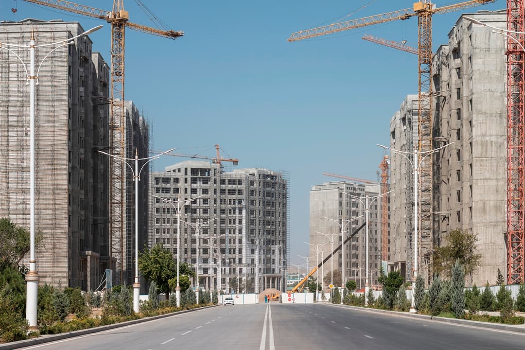 Гурбангулы Бердымухамедов выразил недовольство работой частных строительных компаний и хякима Ашхабада