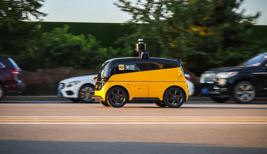 Robot-eltiji moped bilen çaknyşyp, wakanyň bolan ýerinden gaçdy