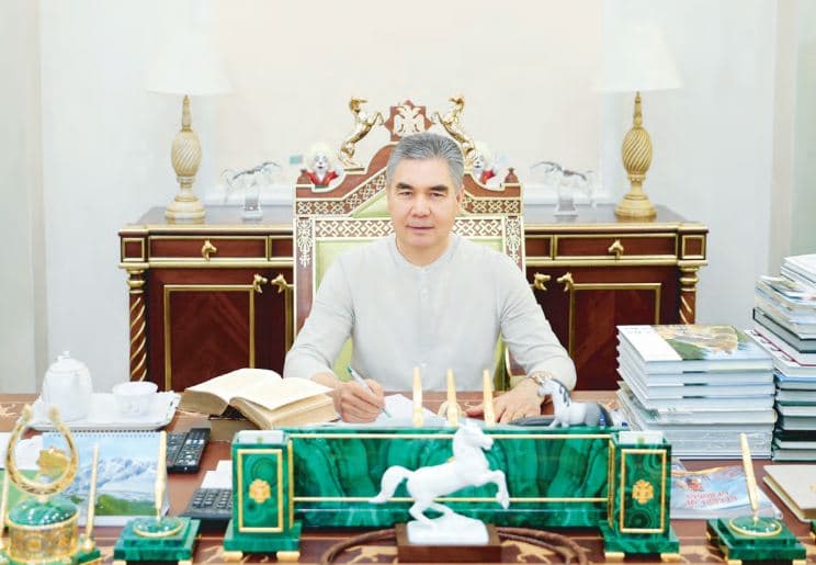 Президент Туркменистана написал стихотворение и приступил к завершению новой книги об Ашхабаде