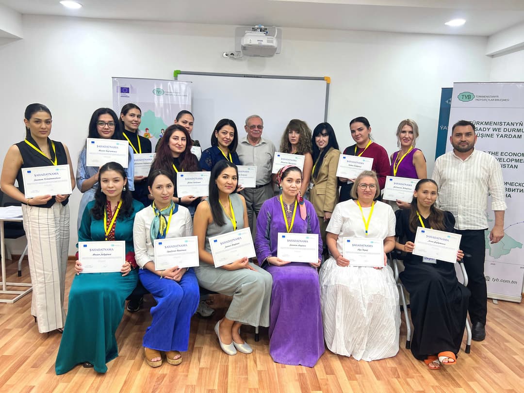 В Туркменистане вручены сертификаты выпускницам программы по женскому предпринимательству