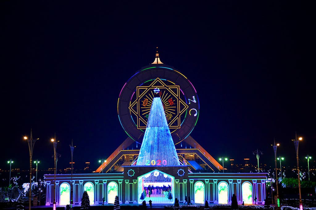 В Туркменистане зажгла огни Главная ёлка страны 