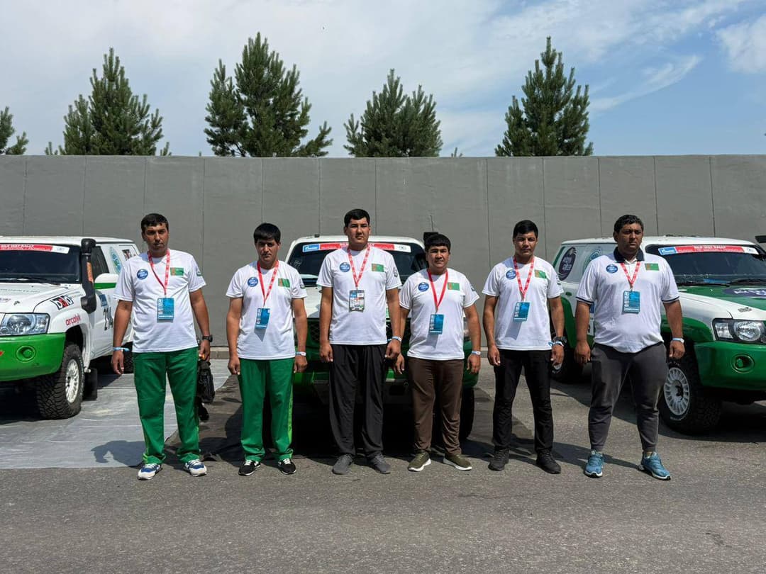 Туркменские гонщики успешно стартовали на ралли-марафоне «Шелковый путь»