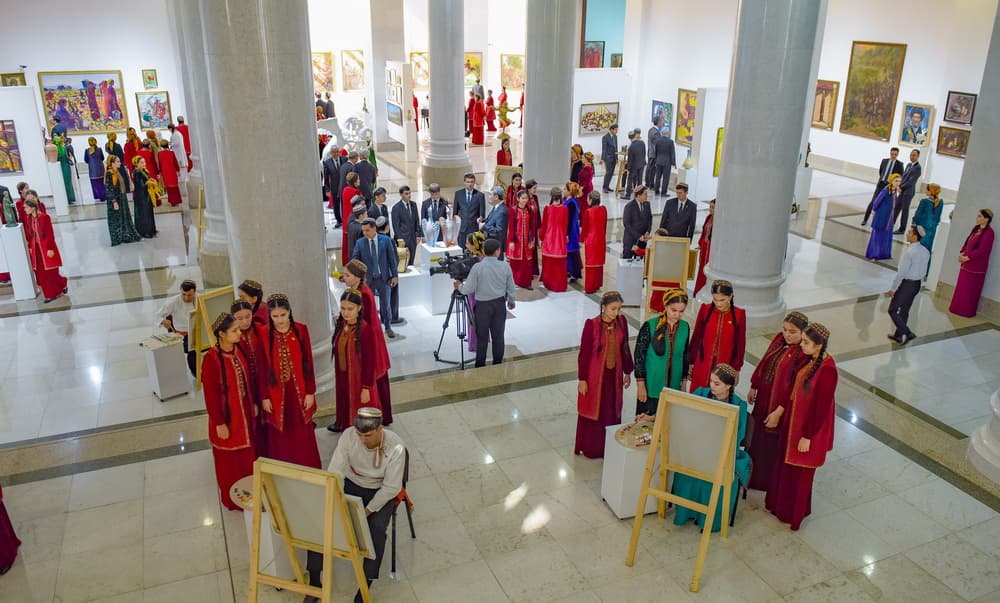 В музее изобразительных искусств Ашхабада открылась выставка к 32-летию независимости Туркменистана