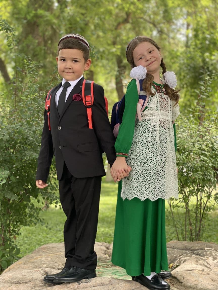 Röwşen stores present sets of clothes for schoolchildren