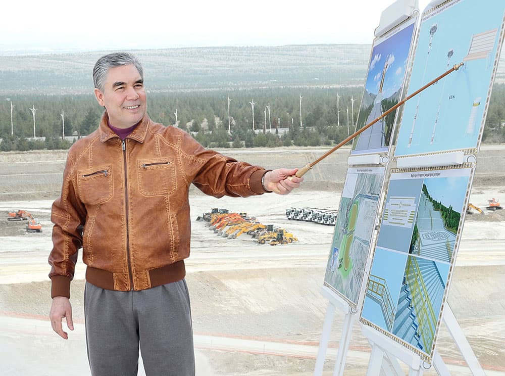 Президент Туркменистана ознакомился с ходом строительства ряда объектов в Ашхабаде