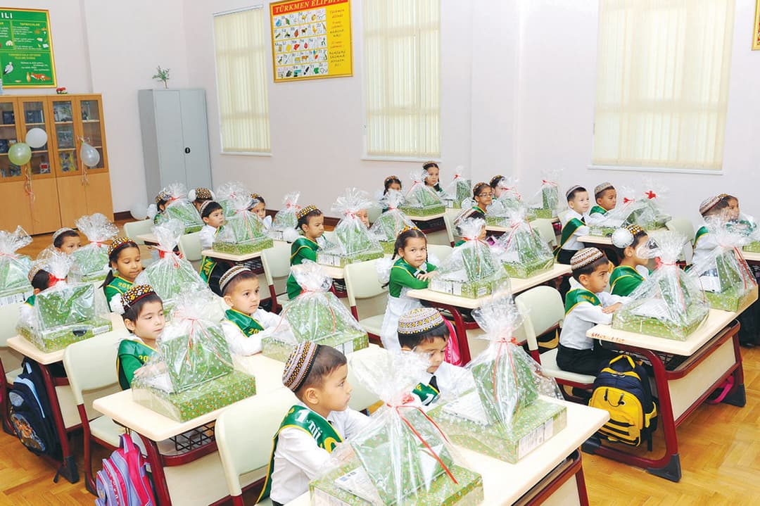 Ашхабадские первоклассники получили в подарок на Новый год компьютеры от Президента Туркменистана 