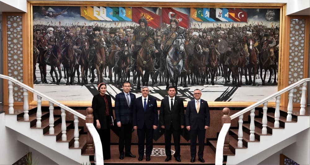 Türkmenistanyň Gyrgyz Respublikasyndaky ilçisi «Manas» uniwersitetiniň rektory bilen duşuşdy