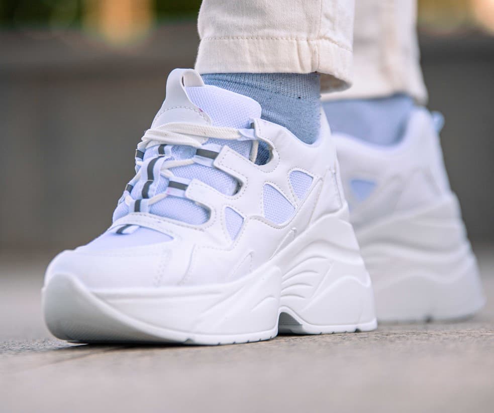 Магазин FLO снизил цены на весь ассортимент мужской и женской обуви