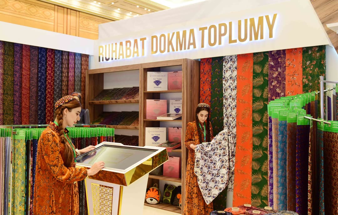 В Ашхабаде открылась выставка торгового комплекса, посвящённая Дню туркменского ковра