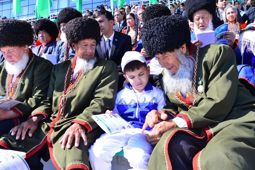 18 туркменистанцев удостоены звания "Почетный старейшина народа"