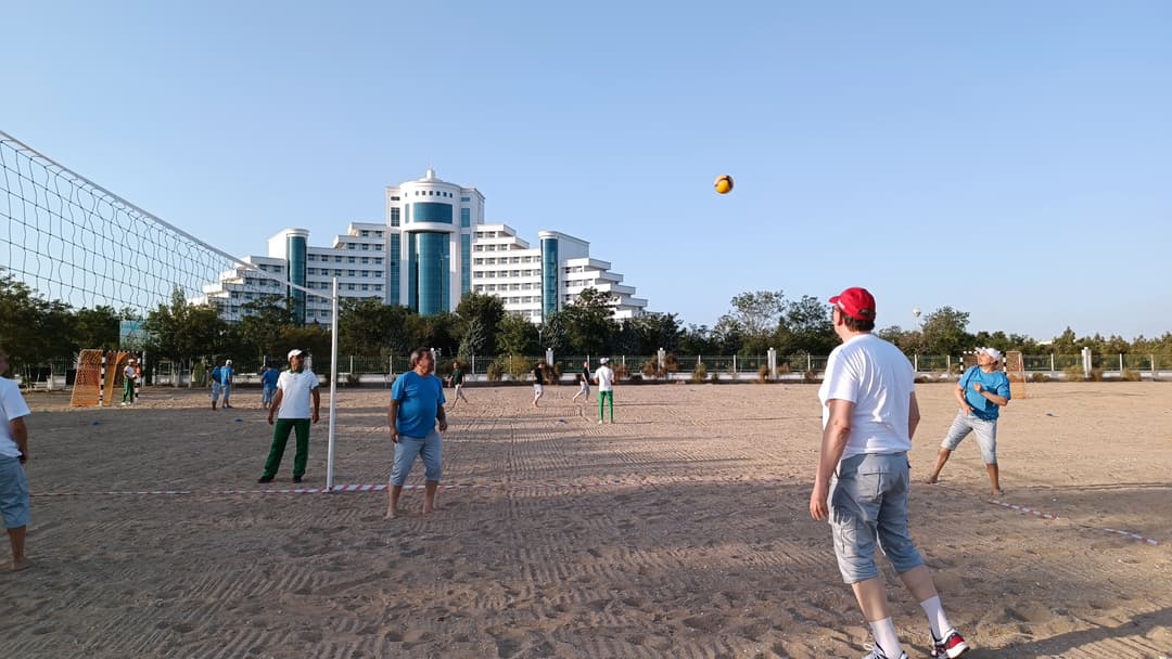 Аккредитованные в Туркменистане дипломаты посоревновались в пляжном волейболе и футболе